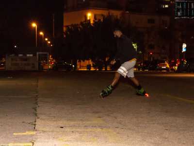 Li ammiriamo mentre eseguono �tricks� (esercizi acrobatici) quali lo �slide� (frenata in scivolata)...